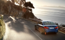 Синий BMW 5 series влетает в крутой поворот